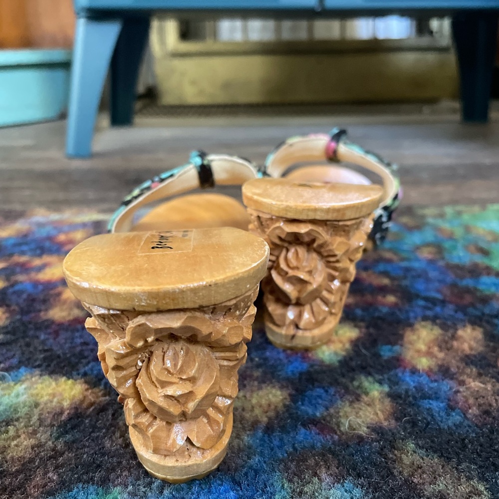Betsey Johnson wooden carved Tiki slide mule sandals NWOT - Picture 3 of 4